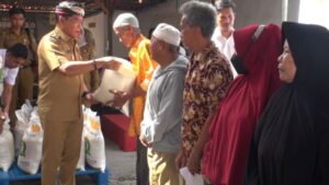 Gubernur Kaltara Zainal A Paliwang menyerahkan bantuan beras kepada warga kurang mampu, Senin (29/1/2024)