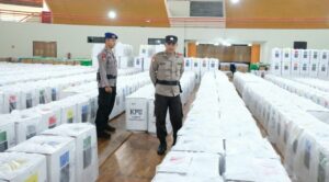 Tampak Personel Polda Kaltara melakukan penagamanan logistik Pemilu 2024