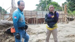 Bupati Bulungan Syarwani (kanan) didampingi Kepala Dinas PUPR Hairul (kiri) saat meninjau pembangunan jembatan Baratan, Rabu (31/1/2024).