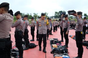 Kapolda Kaltara Irjen Pol Daniel Adityajaya lakukan Pengecekan Kelengkapan Diri dan Peralatan Personel Yang Terlibat BKO Ke Polres/Ta Jajaran, Rabu (7/2/2024)