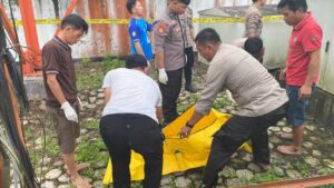 Personel Polsek Sekatak melakukan evakuasi terhadap mayat DK, Rabu (7/2/2024)