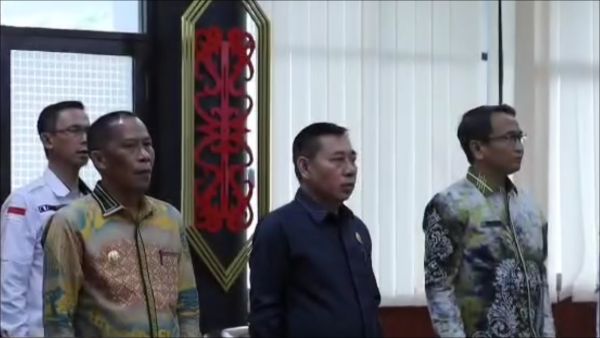 Riyanto : Ketua DPRD Bulungan (tengah)