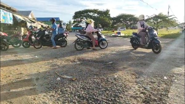 Tampak kondisi jalan di Pasar Induk, Tanjung Selor yang alami kerusakan