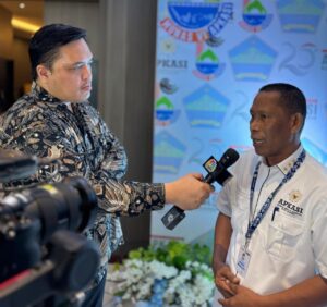 Bupati Bulungan : Syarwani (kanan) saat di wawancara media