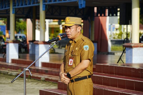 APEL PAGI : Pj Sekprov Kaltara, Dr Bustan memimpin apel pagi di Lapangan Agatis, Senin (16/6).