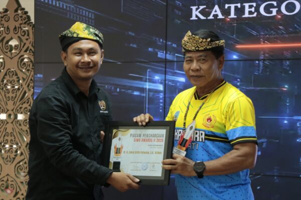 SIWO AWARD : Gubernur Kaltara, Dr. H. Zainal A. Paliwang, S.H., M.Hum meraih penghargaan kategori “Good Governance” dalam ajang Anugerah Olahraga SIWO PWI Award II Kaltara Tahun 2025