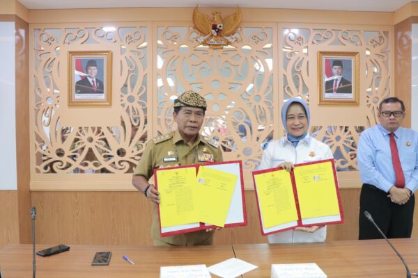 KESEPAKATAN BERSAMA : Gubernur Kaltara, Dr. H. Zainal A. Paliwang, S.H., M.Hum., bersama Kepala Kejati Kaltara, Amiek Mulandari, S.H., M.H. melakukan penandatanganan Kesepakatan Bersama dengan Kejati Kaltara terkait penanganan masalah hukum di bidang Perdata dan TUN, Selasa (24/6).