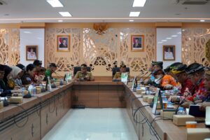 RAPAT STAF : Gubernur dan Wakil Gubernur Kaltara (Dr H Zainal A Paliwang, SH, M.Hum - Ingkong Ala, SE., M.Si) memimpin rapat staf, Senin (30/6).