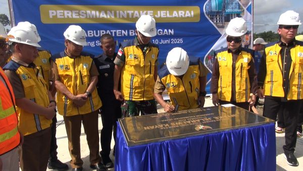 PERESMIAN : Gubernur Kaltara Zainal A Paliwang menandatangani Prasasti Intake PDAM Jelarai, Selasa (10/6)