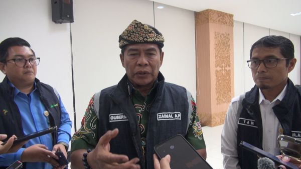 Gubernur Kaltara : Zainal Arifin Paliwang (tengah)