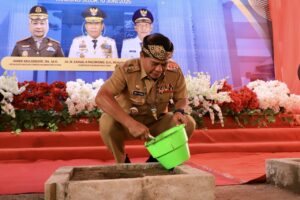 BATU PERTAMA : Gubernur Kaltara, Dr. H. Zainal A. Paliwang, SH, M.Hum menghadiri kegiatan Ground Breaking pembangunan Ruang Pelayanan Terpadu Satu Pintu (PTSP), serta peresmian Gedung Serbaguna, Mushola, dan Kantin di lingkungan Kejati Kaltara, Selasa (10/6).