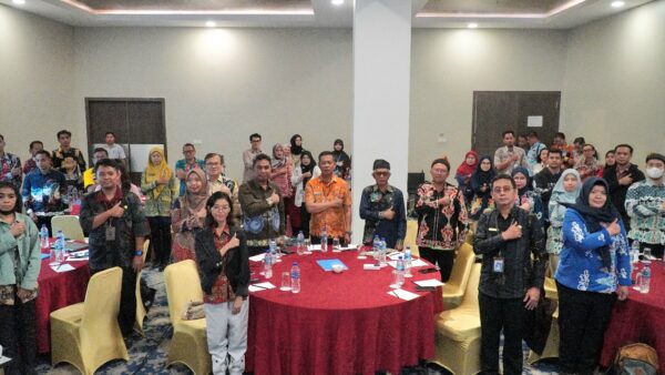 PELUNCURAN : Staf Ahli Bidang Ekonomi, Pembangunan, dan Hubungan Antar Lembaga Setdaprov Kaltara, Ir. Wahyuni Nuzband, M.A.P., secara resmi meluncurkan kegiatan Monitoring dan Evaluasi (Monev) Keterbukaan Informasi Publik Tahun 2025 di Ruang Serbaguna Lantai 1 Kantor Gubernur Kaltara, Kamis (12/6).