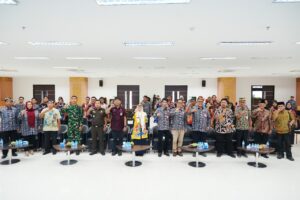 PELUNCURAN : Staf Ahli Bidang Ekonomi, Pembangunan, dan Hubungan Antar Lembaga Setdaprov Kaltara, Ir. Wahyuni Nuzband, M.A.P., secara resmi meluncurkan kegiatan Monitoring dan Evaluasi (Monev) Keterbukaan Informasi Publik Tahun 2025 di Ruang Serbaguna Lantai 1 Kantor Gubernur Kaltara, Kamis (12/6).