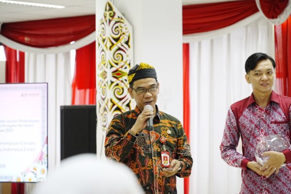 SEMINAR : Staf Ahli Bidang Hukum, Kesatuan Bangsa, dan Pemerintahan Robby Yuridi Hatman, S.Sos., M.T membuka seminar yang bertajuk “Habis Gelap Terbitlah Terang : Perempuan Cerdas, Berdaya, dan Berintegritas Menuju Indonesia Emas”, Kamis (12/6)