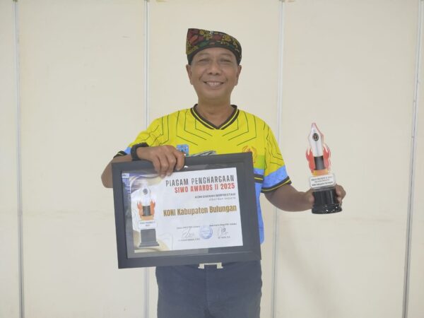PENGHARGAAN : Ketua KONI Bulungan, Heru Rachmady saat menerima piagam penghargaan sebagai KONI berprestasi dalam ajang SIWO Award 2025