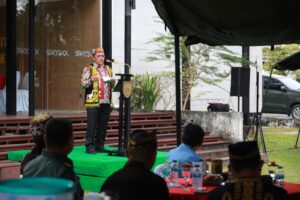 SILATURAHMI : Wagub Kaltara, Ingkong Ala, S.E., M.Si., menghadiri acara Silaturahmi Pangdam VI/Mulawarman Mayjen TNI Rudy Rachmat Nugraha, S.I.P., M.Sc., bersama Tokoh Adat Dayak di Wilayah Kodam VI/Mlw Tahun 2025 di Lapangan Sky Box Makodam VI/Mlw, Balikpapan, Selasa (24/6).