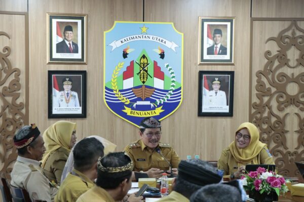 RAPAT BERSAMA : Wagub Kaltara, Ingkong Ala, SE, M.Si memimpin Rapat Bersama Tim Itjen Kemendagri di Ruang Rapat Lantai 3 Kantor Gubernur Kaltara, Senin (7/7).