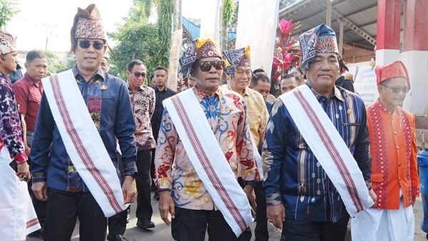 BATIK KALTARA : Gubernur Kaltara, Dr. H. Zainal A. Paliwang, S.H., M.Hum., menghadiri pembukaan Karnaval The Legend of Pongtiku II 2025 yang digelar di Lapangan Bakti Rantepao, Selasa (8/7)