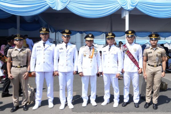 ABADIKAN MOMEN : Gubernur Kaltara, Dr. H. Zainal A. Paliwang, S.H., M.Hum mengabadikan foto brrsama Pamong Praja Muda IPDN Angkatan XXXII tahun 2025 di Jatinangor, Jawa Barat, Senin (28/7).