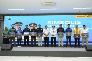 ABADIKAN MOMEN : Gubernur Kaltara, Dr. H. Zainal A. Paliwang, S.H., M.Hum., mengabadikan foto Bersama usai menyerahkan bankeu kepada 10 parpol, Rabu (30/7).