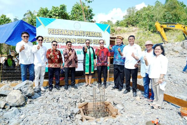 KOMITMEN : Wagub Kaltara, Ingkong Ala, SE., M.Si menghadiri "Peletakan Batu Pertama Pembangunan Gedung Gereja, GPIB Jemaat Maranatha Tanjung Selor" Pos Pelkes 'Lembah Silo' Gunung Seriang, Kamis (31/7).