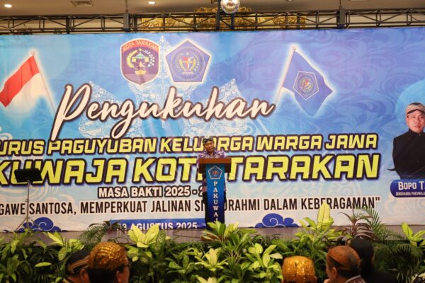 BERI ARAHAN : Gubernur Kaltara Dr. H. Zainal A. Paliwang, S.H., M.Hum menghadiri acara pengukuhan Pengurus Pakuwaja Kota Tarakan Periode 2025-2030 digelar di Ballroom Hotel Tarakan Plaza, Ahad (3/8) malam.