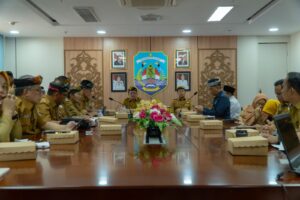 PEMATANGAN : Wagub Kaltara, Ingkong Ala, S.E., M.Si. memimpin Rapat Rencana Aksi Reformasi Birokrasi Tematik Tahun 2025, agenda pencegahan dan percepatan penurunan stunting, di Ruang Rapat Wagub Kaltara, Senin (4/8)