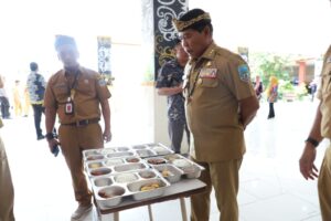 PENINJAUAN : Gubernur Kaltara, Dr H Zainal A Paliwang, SH, M.Hum meninjau langsung pelaksanaan program MBG di SMA Negeri 1 Tarakan, Senin (4/8).