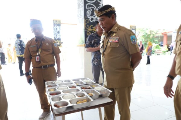 PENINJAUAN : Gubernur Kaltara, Dr H Zainal A Paliwang, SH, M.Hum meninjau langsung pelaksanaan program MBG di SMA Negeri 1 Tarakan, Senin (4/8).