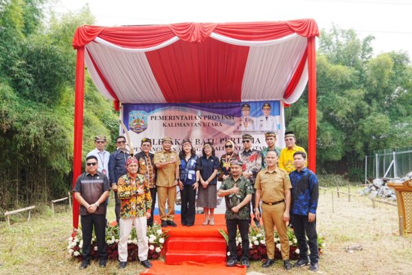 GROUNDBREAKING: Gubernur Kaltara, Dr. H. Zainal A. Paliwang, S.H., M.Hum bersama Wakil Gubernur Kaltara, Ingkong Ala, S.E., M.Si secara resmi melakukan prosesi Peletakan Batu Pertama (Groundbreaking) Pembangunan Anjungan Kaltara, di TMMI, Jakarta Timur, Selasa (12/8).