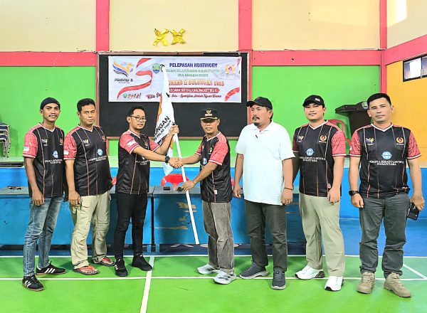 Camat Tanjung Palas Timur H. Gapar menyerahkan bendera kontingen kepada CdM Fathu Rizqil Mufid. (Istimewa)