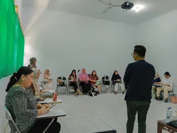 Ketua PWI Bulungan, Fathu Rizqil Mufid saat menyampaikan materi dalam diskusi tematik Jaringan Masyarakat Sipil (JMS) Mentari Kaltara di STIE Bulungan-Tarakan, Senin (18/5/2026). (Ist)