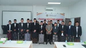 Kepala Kantor Wilayah Kementerian Haji dan Umrah Provinsi Kalimantan Utara, H. M. Saleh, foto bersama dengan narasumber dan peserta di Asrama Haji Transit Tarakan, Kamis (30/7). (Humas Kanwil Kemenhaj Kaltara)