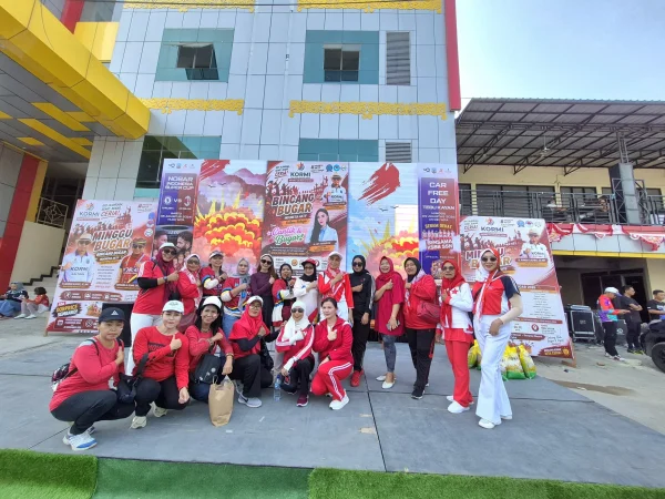 Panitia dan sejumlah warga abadikan momen bersama narasumber Bincang Bugar. (Ist)