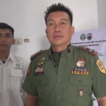 Danpos Gakkum Kehutanan Wilayah Kaltara : Mikrosli Agung, didampingi Polisi Kehutanan : Bayu Khasballah Kusmayana (kiri)