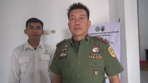 Danpos Gakkum Kehutanan Wilayah Kaltara : Mikrosli Agung, didampingi Polisi Kehutanan : Bayu Khasballah Kusmayana (kiri)