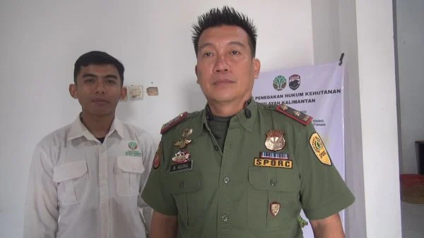 Danpos Gakkum Kehutanan Wilayah Kaltara : Mikrosli Agung, didampingi Polisi Kehutanan : Bayu Khasballah Kusmayana (kiri)